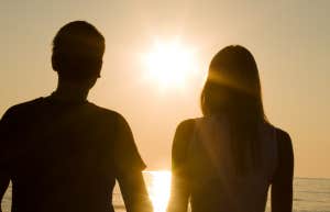 мужчина и женщина смотрят на солнце