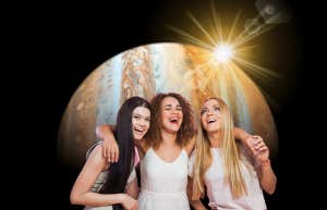 три подруги улыбаются Юпитеру и солнцу